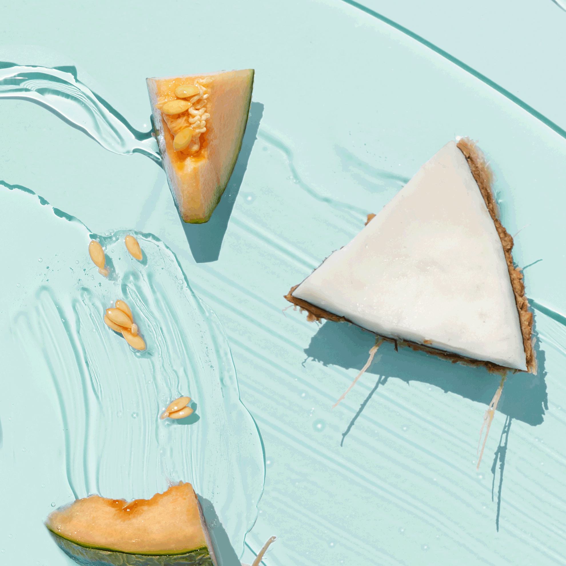 蓝底上的西瓜切片