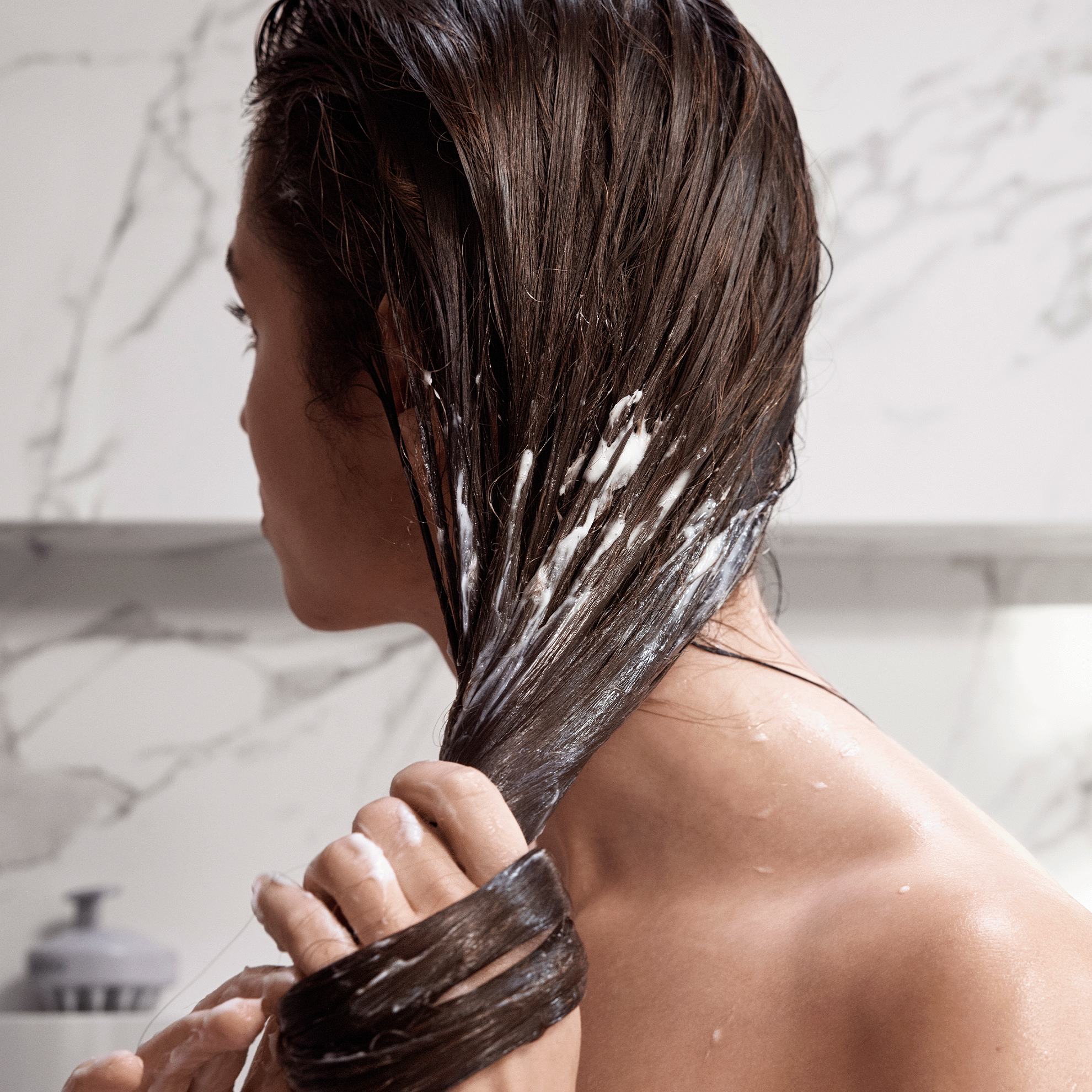 一名女性正在洗发