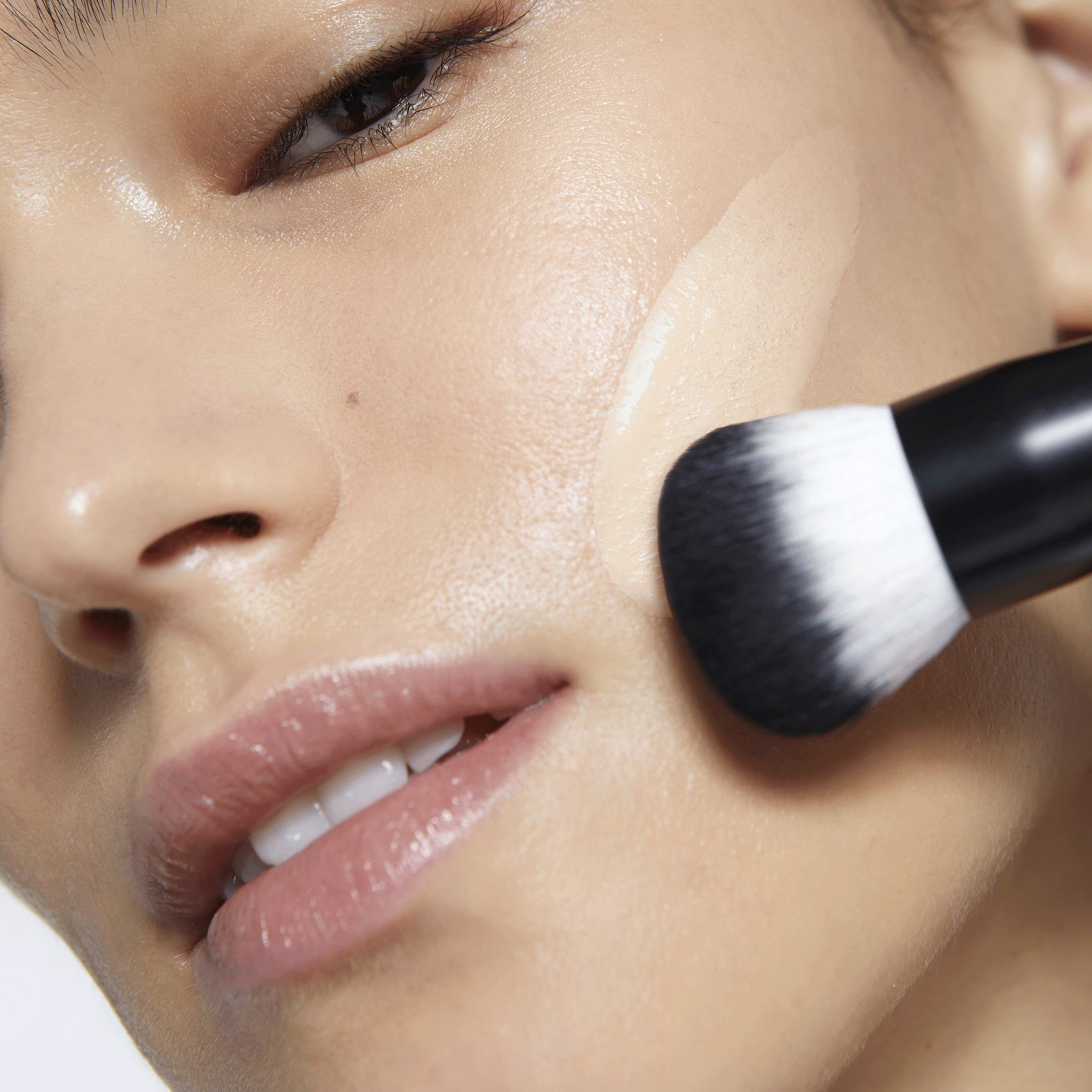 一名女性正在脸上涂抹粉底