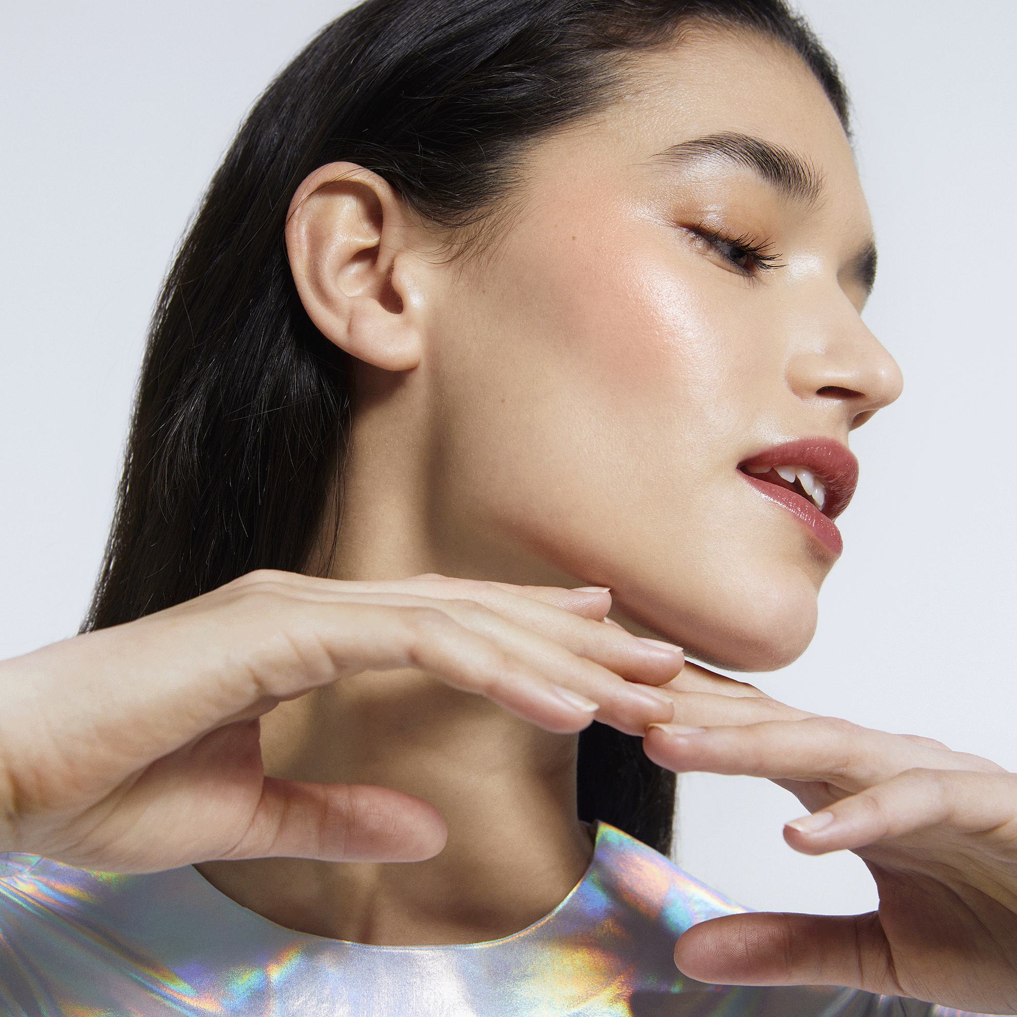 一名双手抚面女性