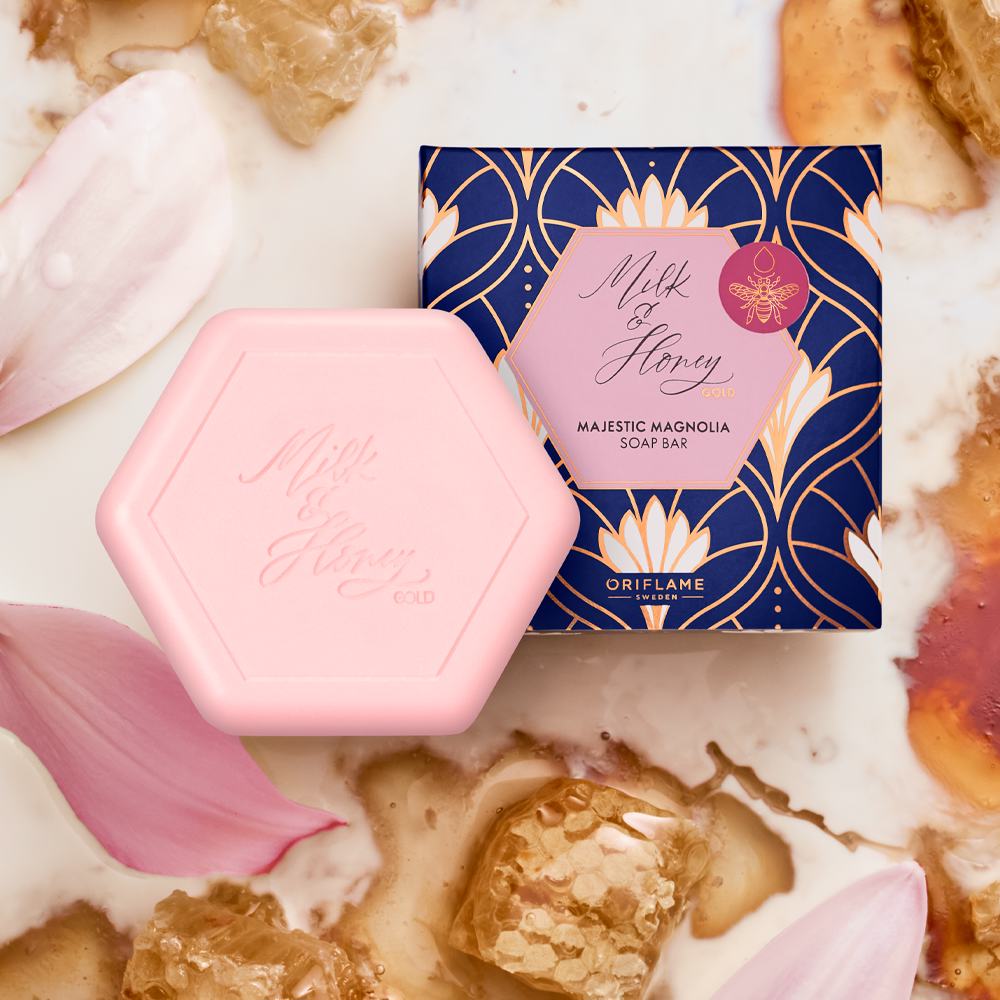 一个粉色容器的盒子，旁边是一个带有金色和白色花瓣的蓝色盒子