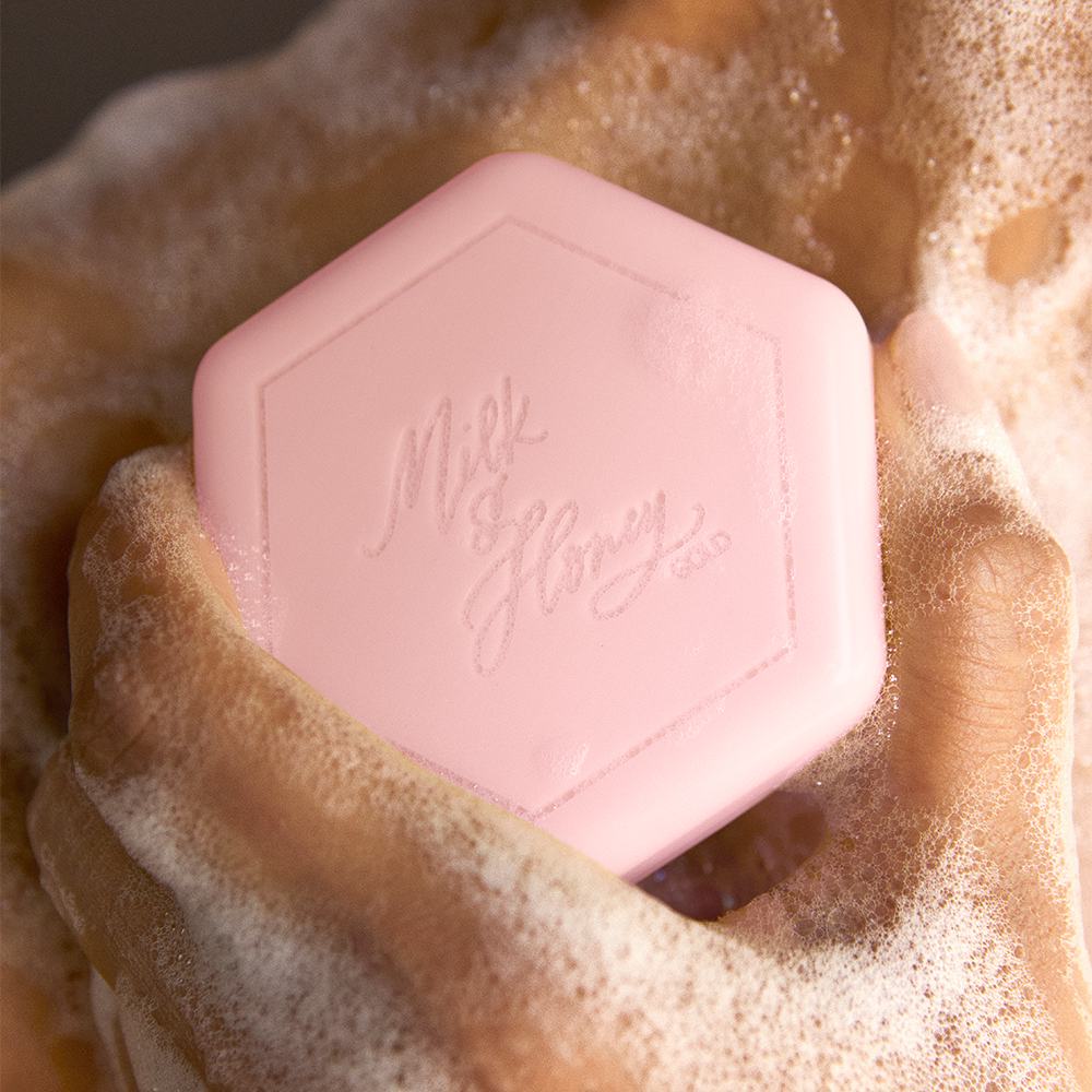 一个人正在用肥皂洗手