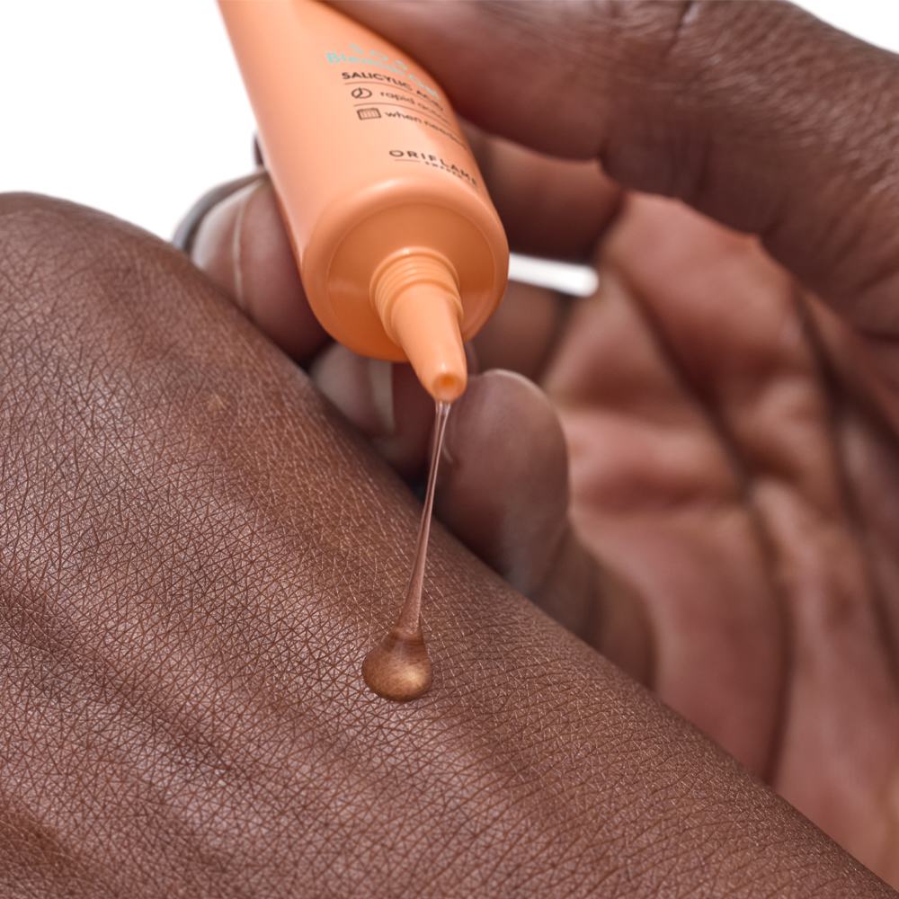 一名正在皮肤上涂抹防晒霜的人