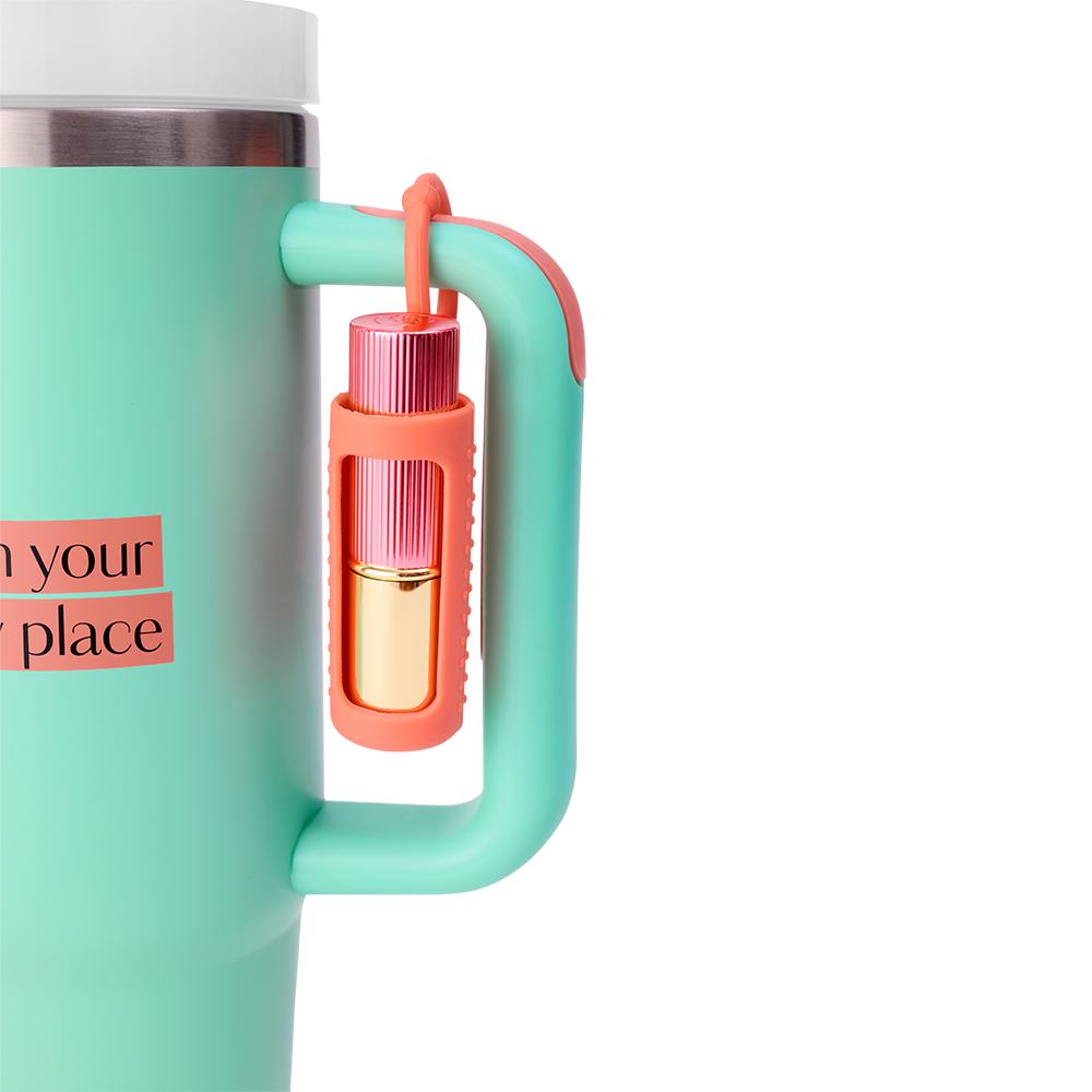 一只青绿色马克杯的特写