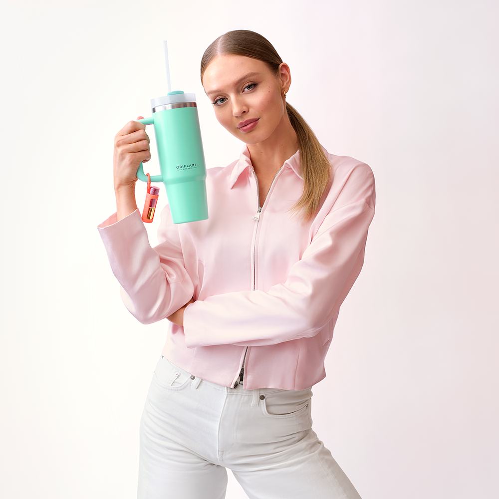 一位手持绿色杯子的女性