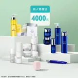 白色架子上摆放着一组蓝色容器